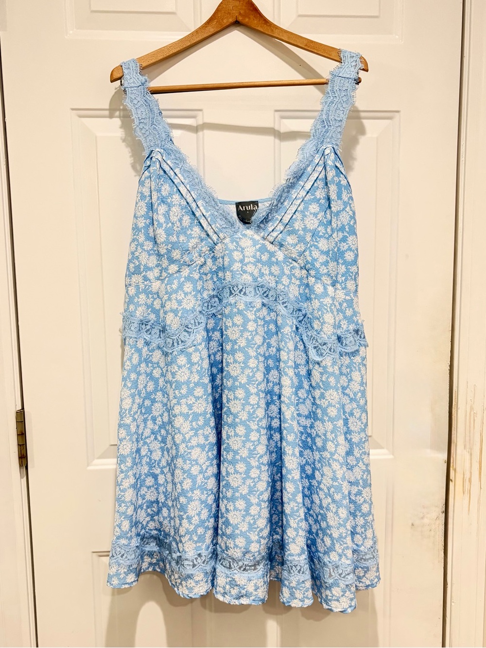 ARULA Flirty Flowy Blue and White Floral Lace-Trim Dress, size A (14/16)